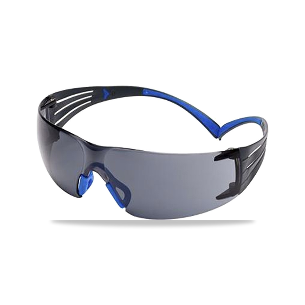 صورة منتج نظارة وقاية وسلامة مهنية كهربائي رمادي 3 متر 3M موديل SF402SGAF-BLU – نوع الخامة بولي كربونات – نوع الخامة بلاستيك - كود الصنف reemco-2027-0043151 - ماركة يباع من خلال reemco - توريد وتصوير حصري لشركة ريمكو القابضة السعودية