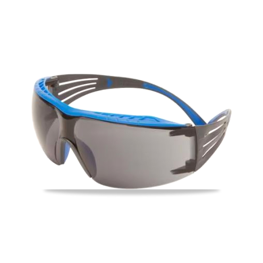 صورة منتج نظارة وقاية وسلامة مهنية رمادي أزرق 3 متر 3M موديل SF402XSGAF-BLU – نوع الخامة بلاستيك – نوع الخامة بولي كربونات - كود الصنف reemco-2027-0046156 - ماركة يباع من خلال reemco - توريد وتصوير حصري لشركة ريمكو القابضة السعودية