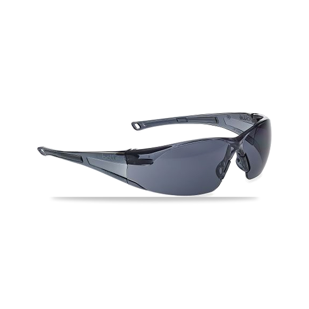 صورة منتج نظارة وقاية وسلامة مهنية أسود بولي كربونات Bolle Safety موديل RUSHPSF – اللون Smoked – نوع الخامة Polycarbonate, Polyvinyl Chloride - كود الصنف reemco-2027-0116563 - ماركة يباع من خلال reemco - توريد وتصوير حصري لشركة ريمكو القابضة السعودية