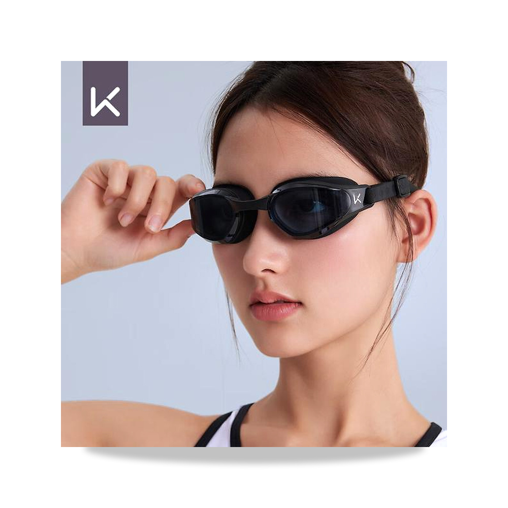 صورة منتج تتميز نظارات السباحة KeepSwimming بتصميم مقاوم للماء ومضاد للضباب مع عدسات عالية الدقة. موديل 2050000943331 - كود الصنف reemco-2027-1381262 - ماركة يباع من خلال reemco - توريد وتصوير حصري لشركة ريمكو القابضة السعودية