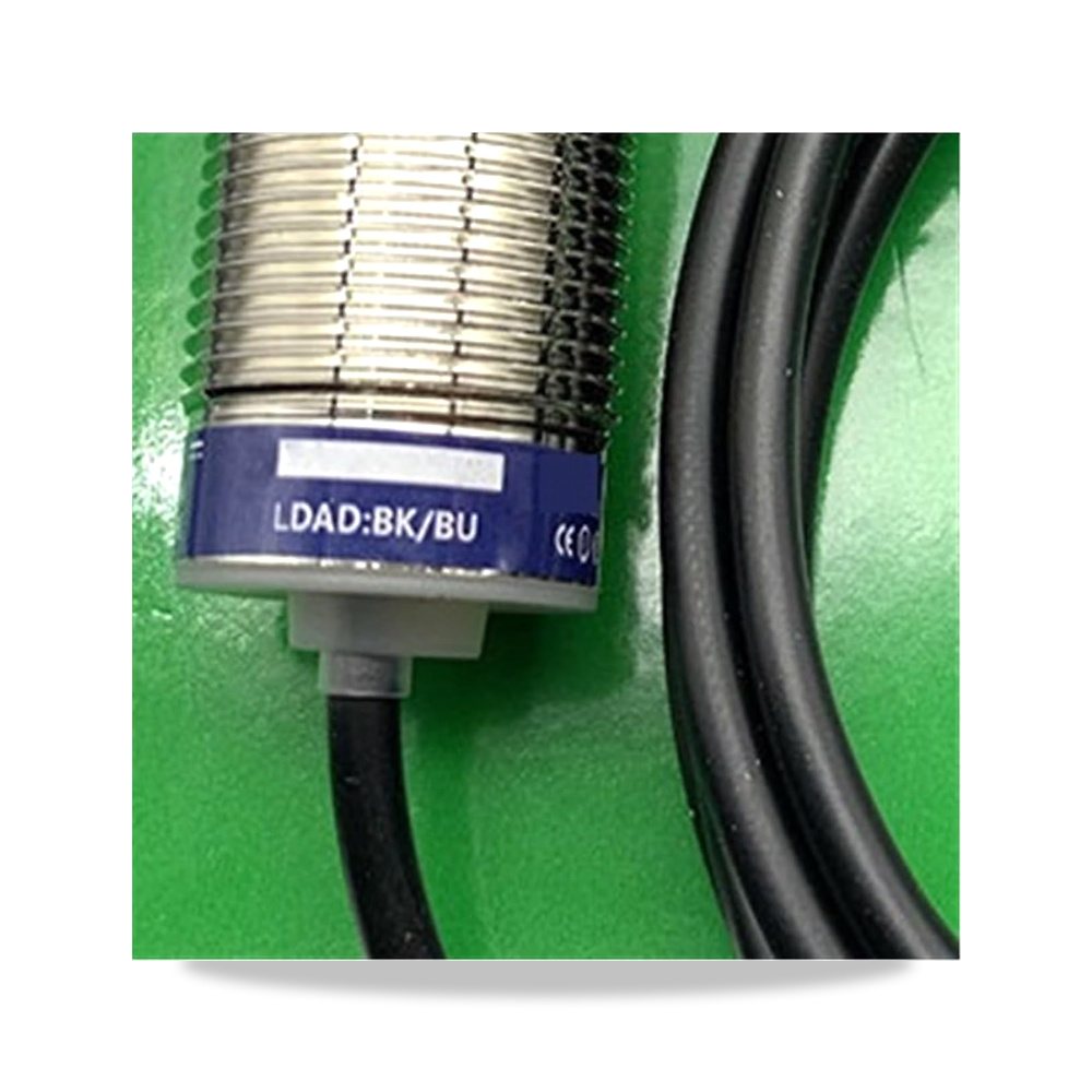صورة منتج مفتاح مستشعر تقارب XS212BLPAL2JD XS212BLNAL2JD XS618B1PBL20 XS1-N08NA340 XS1-N08PA340 XS1N08PA340S (XS212BLNAL2JD) - كود الصنف reemco-2027-1866612 - ماركة يباع من خلال reemco - توريد وتصوير حصري لشركة ريمكو القابضة السعودية