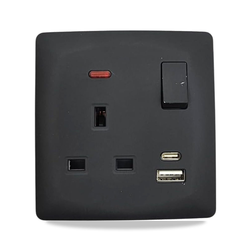 صورة منتج فيش مع مفتاح ولمبة 13 أمبير USB+Type-C أسود وطني – الرائد بلس ALRAED PLUS الرائد العربي ALRAED - كود الصنف reemco-2027-1868766 - ماركة يباع من خلال reemco - توريد وتصوير حصري لشركة ريمكو القابضة السعودية