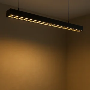 كشاف شريطي بعدسات بطول 120 سم — أسود، إضاءة صفراء دافئة 50 واط، تصميم عصري للمكاتب والمطابخ، إضاءة ناعمة وموفرة (توفل)