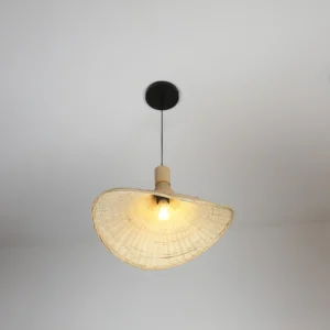 ثريا معلّقة مفردة بطبقة ذهبية وتصميم قشّي عصري مع إضاءة فاخرة وقاعدة بيضاء — مقاس 40 سم