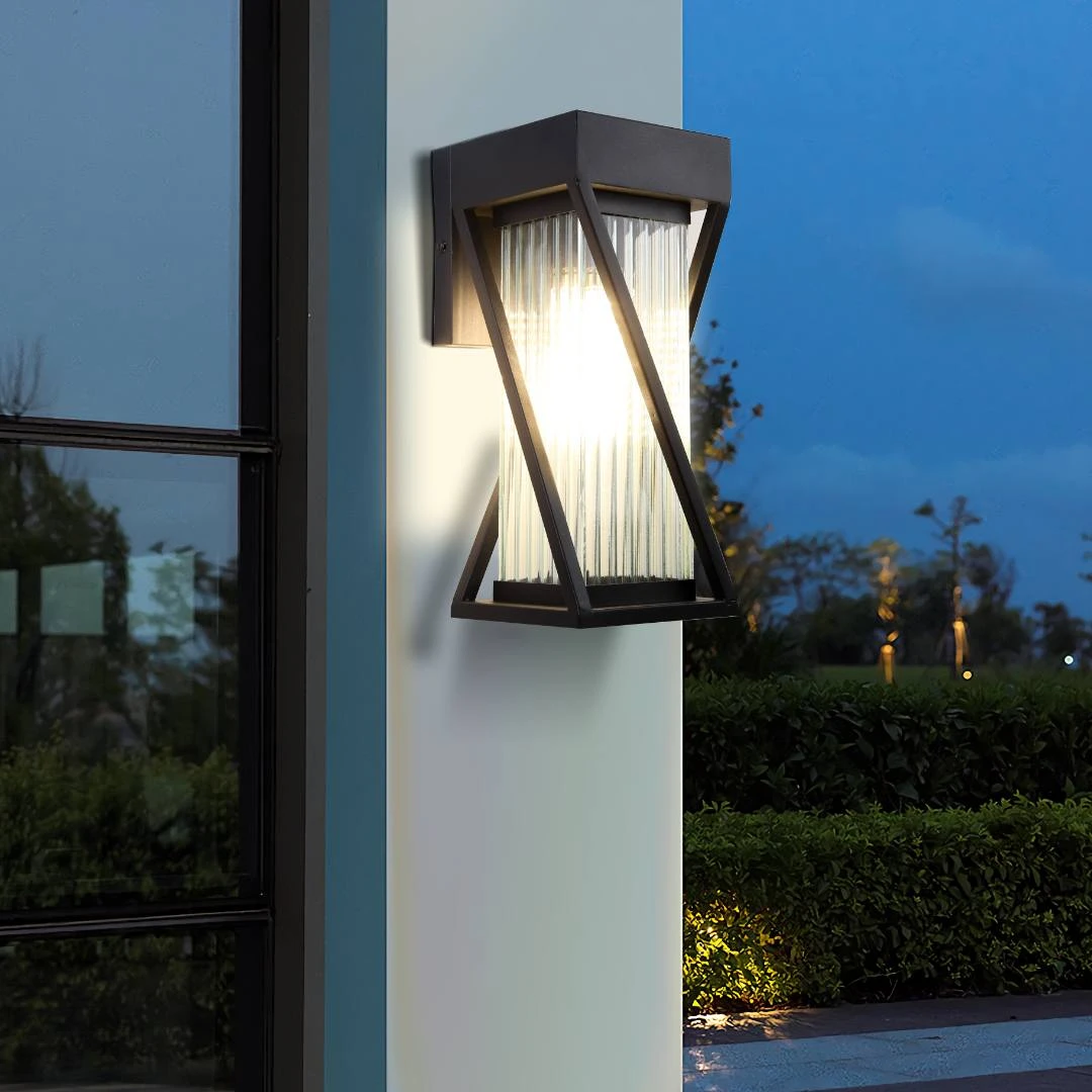 فانوس جداري باللون الأسود