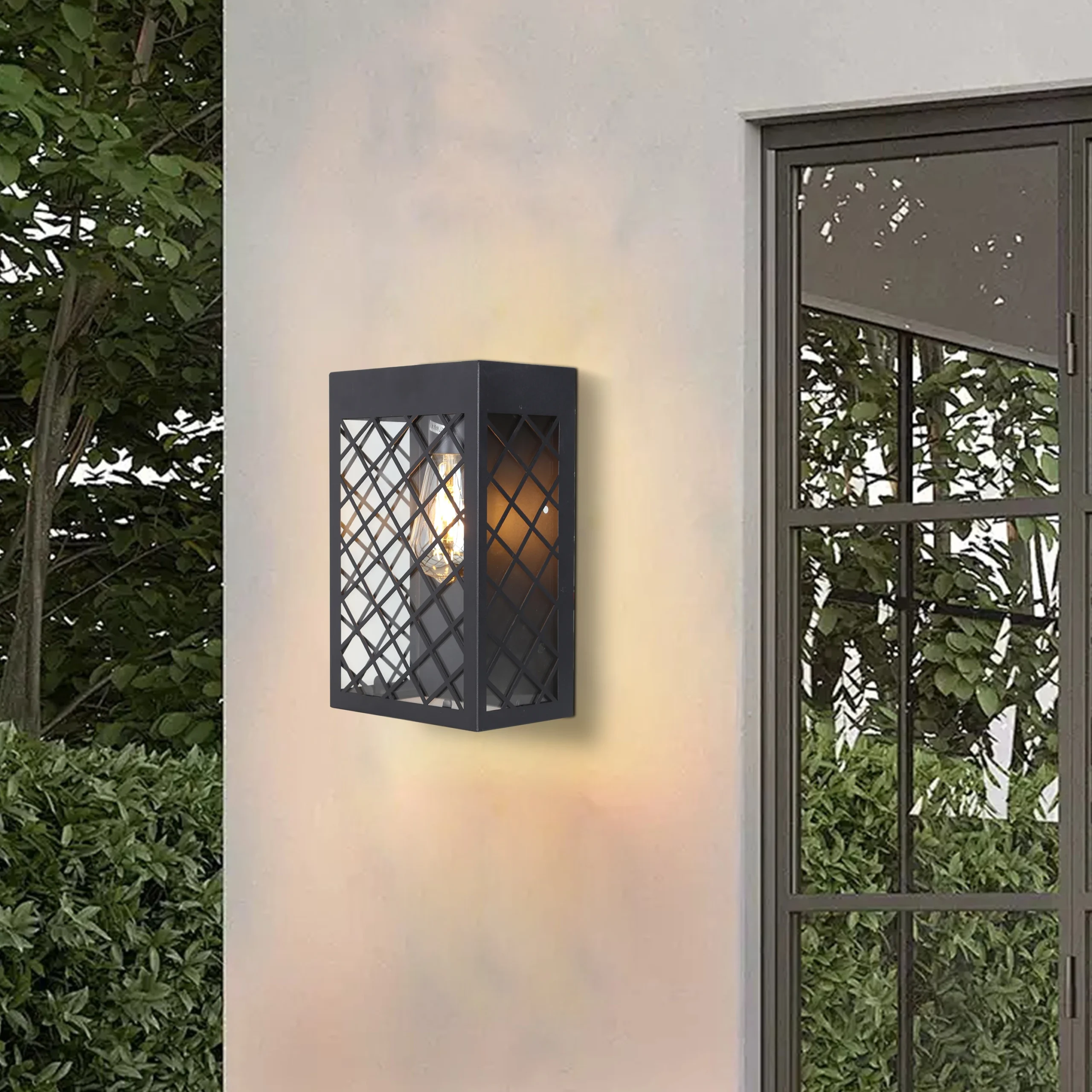 فانوس حائطي أسود كبير