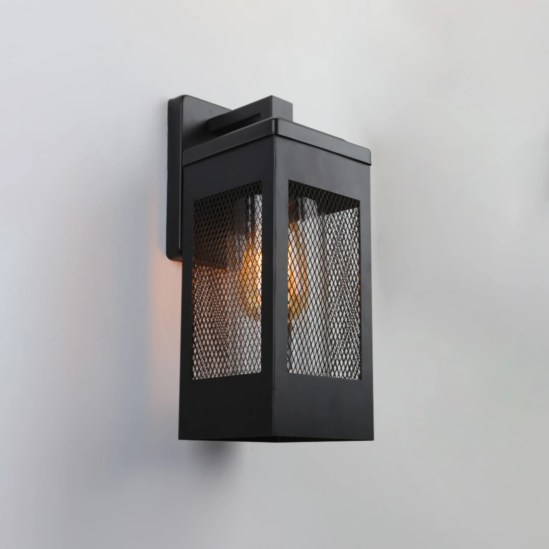 فانوس جداري باللون الأسود