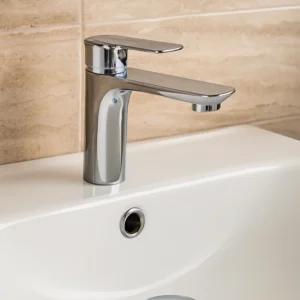 صنبور مغسلة قصير دائري بتشطيب كروم مع خراطيم مرنة وصمام تصريف