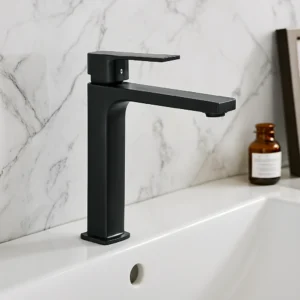 خلاط مغسلة طويل أسود بقاعدة مربعة مع ليّات