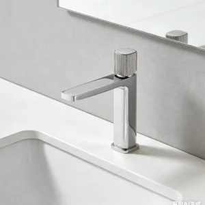 صنبور مغسلة قصير مودرن من النحاس والزنك — لون فضي