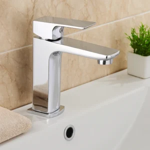 صنبور مغسلة قصير بتصميم مربع كرومي مع ليات وهراب