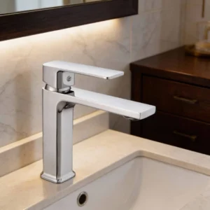 صنبور مغسلة قصير بتصميم مربع مطلي كروم مع خراطيم