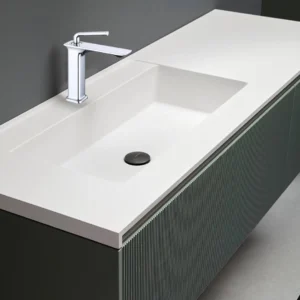 خلاط مغسلة كروم قصير بجسم مربع ورأس مدوّر مع ليات