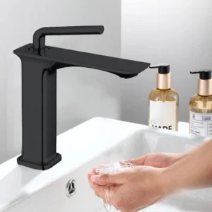 خلاط مغسلة مربع قصير برأس مدور أسود مع ليات
