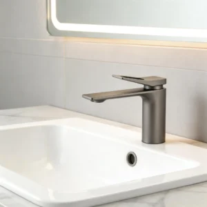 خلاط حوض قصير مربّع رمادي بمقبض مزوَّد بفتحة ومع ليّات