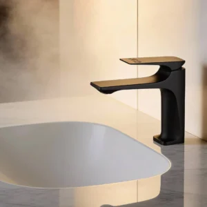 صنبور مغسلة قصير بتصميم مربع ومقبض مزخرف أسود مع ليات (خراطيم)