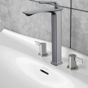 صنبور مغسلة طويل بتصميم مربع ورأس مدور رمادي مع خراطيم توصيل