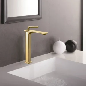 صنبور مغسلة طويل بجسم مربع ورأس مدور ذهبي مطفي مع خراطيم