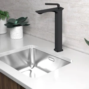 خلاط مغسلة طويل بجسم مربع ورأسٍ مدوّر أسود مع مواسير توصيل