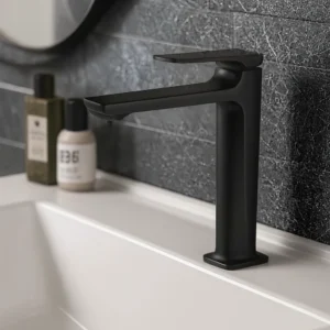 خلاط مغسلة طويل بمقابض مربعة مزخرفة باللون الأسود مع ليات