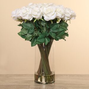 باقة ورود صناعية في مزهرية زجاجية