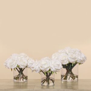 باقة ورود صناعية في مزهرية زجاجية