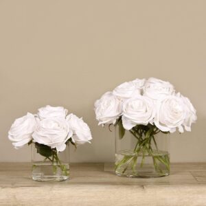 باقة ورود صناعية داخل مزهرية زجاجية