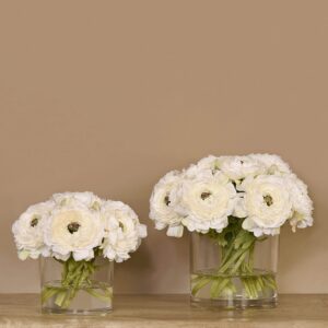 تشكيلة أغصان صناعية داخل مزهرية زجاجية