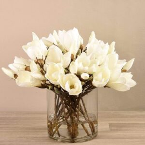 باقة ماغنوليا اصطناعية في مزهرية زجاجية