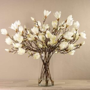 باقة ماغنوليا صناعية في إناء زجاجي