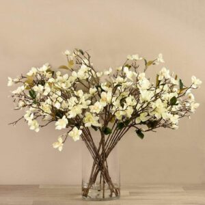 باقة ماغنوليا اصطناعية في إناء زجاجي