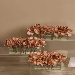 ماغنوليا مخملية داخل مزهرية زجاجية