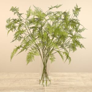 تنسيق سرخس صناعي في مزهرية زجاجية