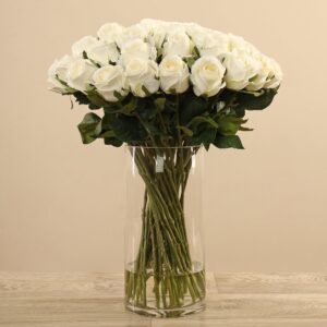 مجموعة ورود صناعية في مزهرية زجاجية