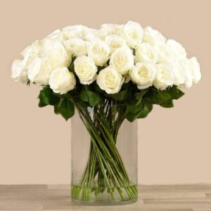 باقة ورود صناعية في مزهرية زجاجية