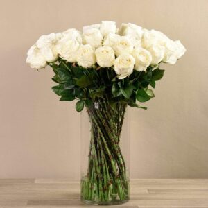 باقة زهور صناعية في إناء زجاجي