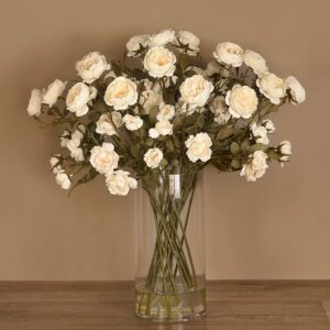 باقة زهور صناعية في مزهرية زجاجية