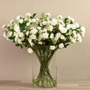 باقة ورود صناعية في إناء زجاجي