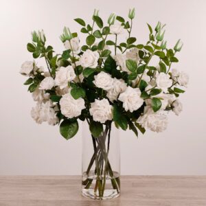 باقة زهور صناعية مرتبة في مزهرية زجاجية