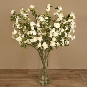 باقة زهور صناعية في مزهرية زجاجية