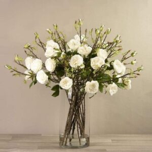 باقة ورود صناعية في مزهرية زجاجية