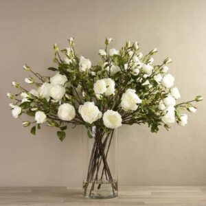 باقة زهور صناعية في فازة زجاجية