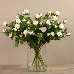 باقة ورود صناعية في مزهرية زجاجية