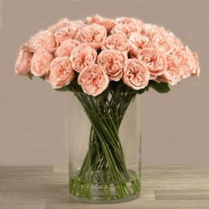 باقة ورود صناعية في مزهرية زجاجية