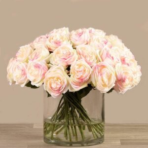 باقة ورود صناعية في مزهرية زجاجية