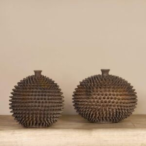 صندوق بيضاوي مزخرف بأشواك