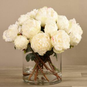 تنسيق فاوانيا صناعية داخل مزهرية زجاجية