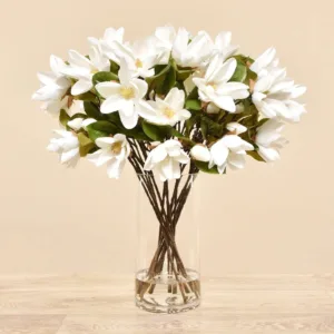 ماغنوليا صناعية في فازة زجاجية