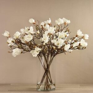 باقة ماغنوليا اصطناعية في مزهرية زجاجية