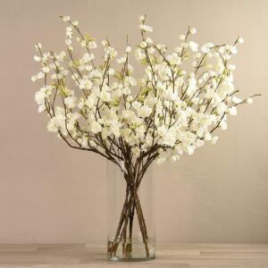 زهور كرز اصطناعية في مزهرية زجاجية